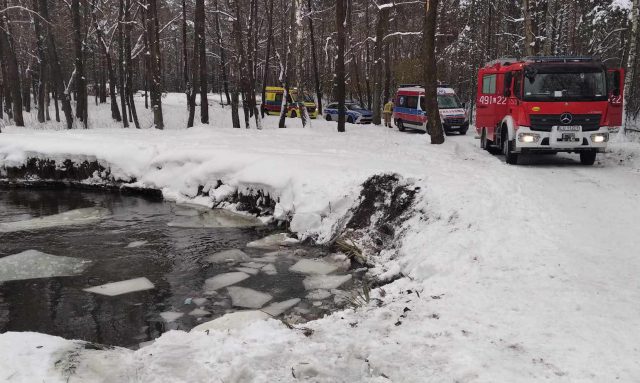 Subaru wpadło do wody i dachowało. Nie żyją dwaj mężczyźni (zdjęcia)