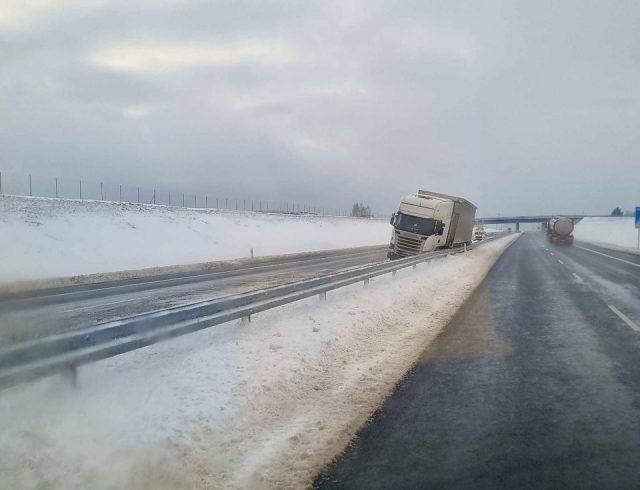 Na drodze S19 ciężarówka wjechała w zaspę śnieżną. Jeden pas ruchu zablokowany, trwa oczekiwanie na holownik (zdjęcia)