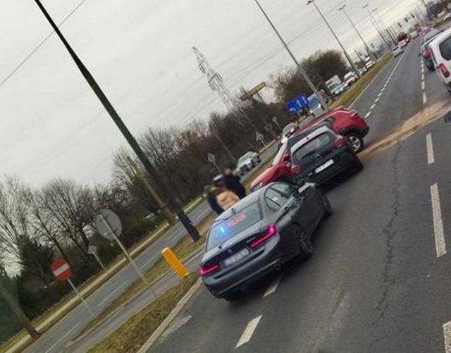 Zderzenie dwóch pojazdów na ul. Mełgiewskiej. Są utrudnienia z przejazdem na dwóch pasach ruchu (zdjęcia)