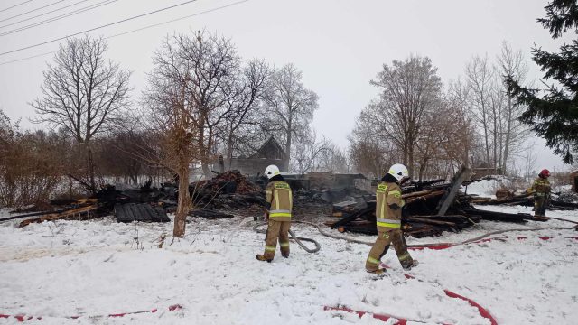 Dwie osoby poszkodowane w pożarze domu. Budynek doszczętnie spłonął (zdjęcia)