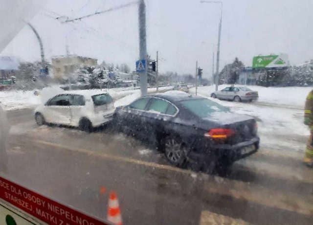Zderzenie pojazdów na al. Kraśnickiej. Są spore utrudnienia w ruchu (zdjęcia)