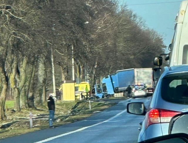 Zderzenie ciężarówki z osobówką na drodze krajowej nr 19. Są duże utrudnienia w ruchu (zdjęcia)