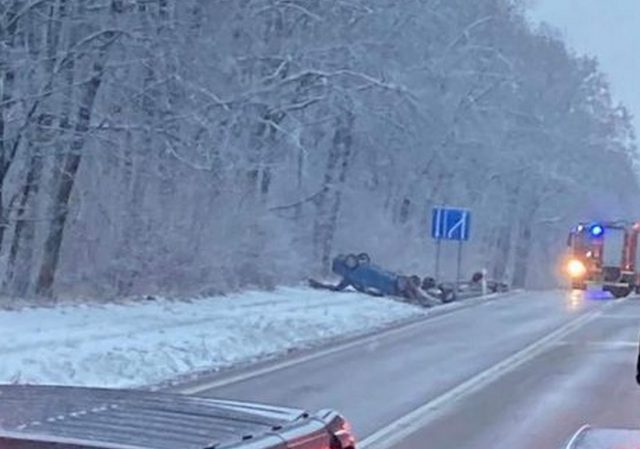 Po wypadku utrudnienia w ruchu na trasie Piaski – Krasnystaw. Dachowały dwa pojazdy (zdjęcia)