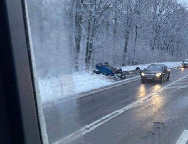 Po wypadku utrudnienia w ruchu na trasie Piaski – Krasnystaw. Dachowały dwa pojazdy (zdjęcia)