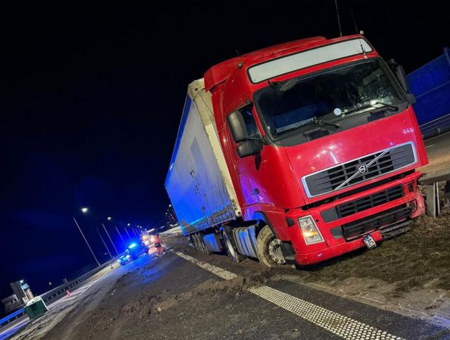 Ciężarówka uderzyła w bariery energochłonne na drodze S19. Utrudnienia w ruchu trwały ponad trzy godziny (zdjęcia)