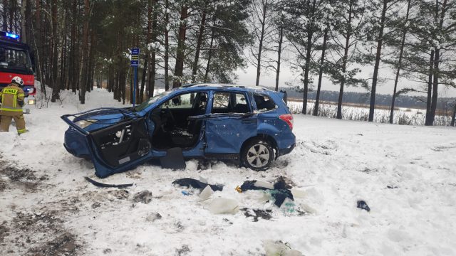 Subaru wpadło do wody i dachowało. Nie żyją dwaj mężczyźni (zdjęcia)