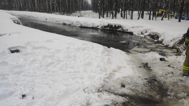 Subaru wpadło do wody i dachowało. Nie żyją dwaj mężczyźni (zdjęcia)