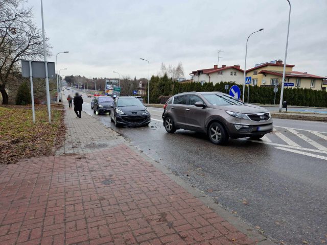 Zderzenie pojazdów na al. Warszawskiej. Są utrudnienia w ruchu (zdjęcia)