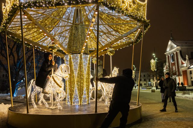 Na Placu Litewskim stanęła nowa świąteczna karuzela (zdjęcia)