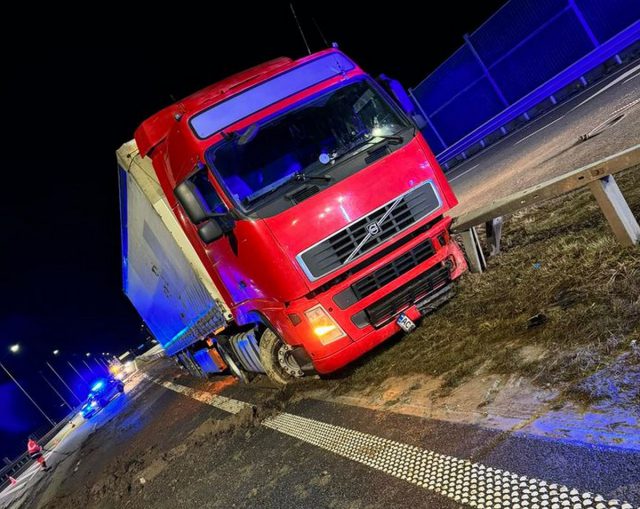 Ciężarówka uderzyła w bariery energochłonne na drodze S19. Utrudnienia w ruchu trwały ponad trzy godziny (zdjęcia)