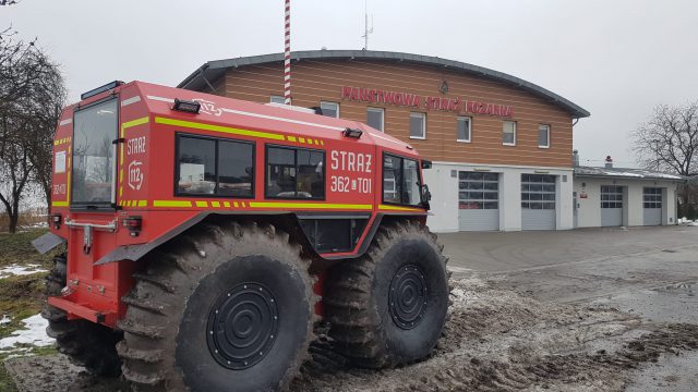 Może jeździć po bagnie i głębokim śniegu. Strażacy z Chełma mają nowy pojazd (zdjęcia)