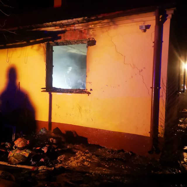 Tragiczny pożar budynku mieszkalnego. Jedna osoba nie żyje, jedna trafiła do szpitala (zdjęcia)
