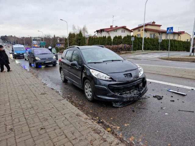 Zderzenie pojazdów na al. Warszawskiej. Są utrudnienia w ruchu (zdjęcia)