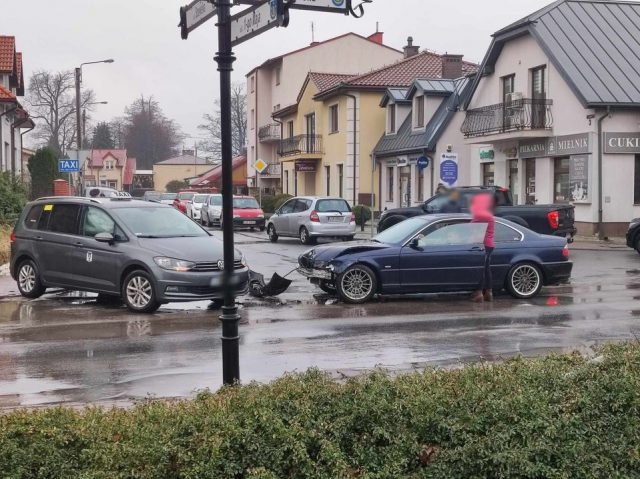 Zobacz jak doszło do zderzenia BMW z volkswagenem na skrzyżowaniu (wideo)