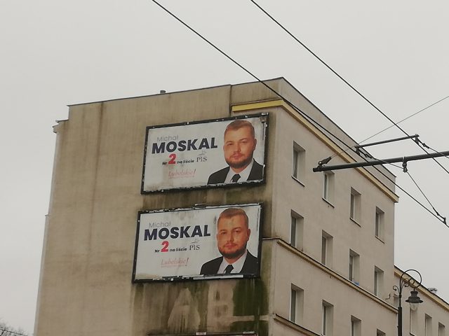 Już minęły dwa miesiące od wyborów do Sejmu, a bilbordy z niektórymi kandydatami nadal są obecne w przestrzeni miejskiej. Czy to legalne? 