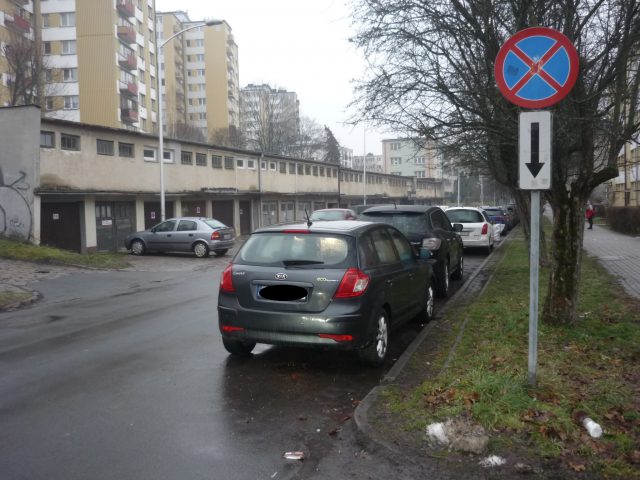 „Męczymy się, ale może tak być. I lepiej, żeby niczego nie zmieniano” – twierdzą kierowcy korzystający z ul. Weteranów (zdjęcia)