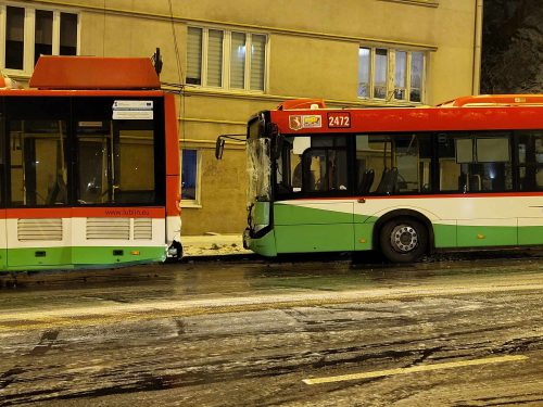 Karambol z udziałem aut osobowych i pojazdów komunikacji miejskiej (zdjęcia)