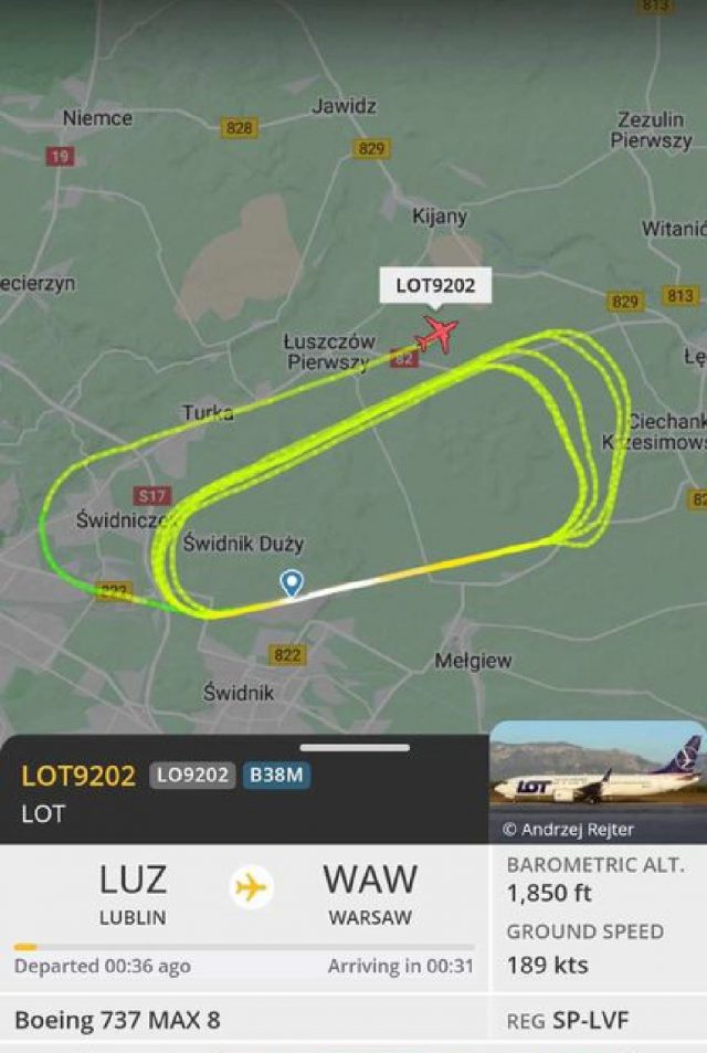 Samolot LOT-u krąży nad lotniskiem, mieszkańcy zaniepokojeni. Uspokajamy (foto)