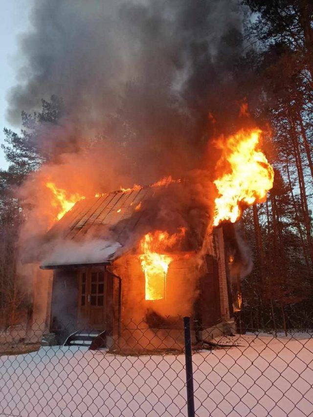 Drewniany domek stanął w płomieniach. Budynku nie udało się uratować (zdjęcia)