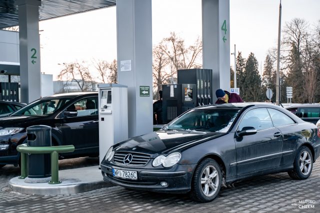 Miejska stacja paliw rozpoczęła działalność. Niskie ceny sprawiły, iż od razu ustawiła się kolejka (zdjęcia)