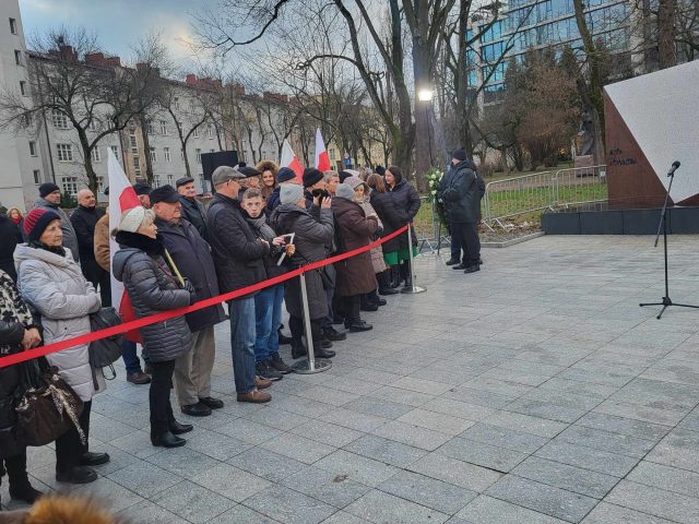 Politycy PiS zjechali na odsłonięcie pomnika Lecha Kaczyńskiego. Relacja na żywo