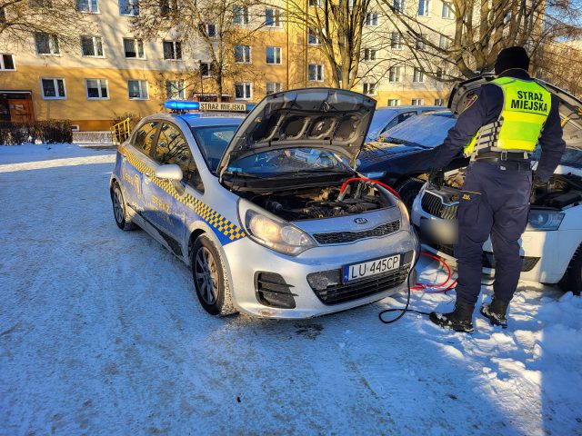 Strażnicy miejscy z Lublina pomagają mieszkańcom odpalać auta (zdjęcia)