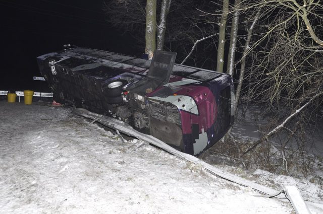 Autokar wypadł z drogi i dachem uderzył w drzewo. Kilka osób trafiło do szpitali (zdjęcia)
