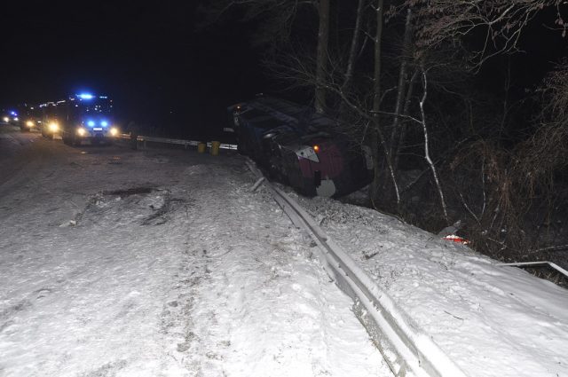 Autokar wypadł z drogi i dachem uderzył w drzewo. Kilka osób trafiło do szpitali (zdjęcia)