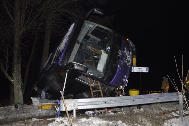 Autokar wypadł z drogi i dachem uderzył w drzewo. Kilka osób trafiło do szpitali (zdjęcia)