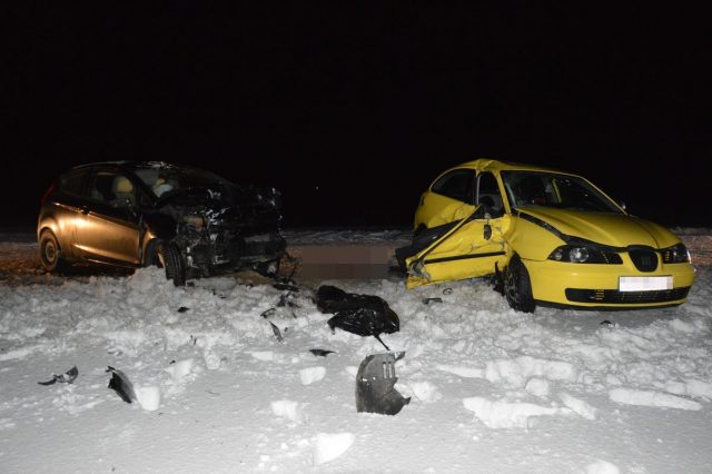 Tragiczny finał zderzenia seata z fordem. Nie żyje pasażerka jednego z pojazdów (zdjęcia)