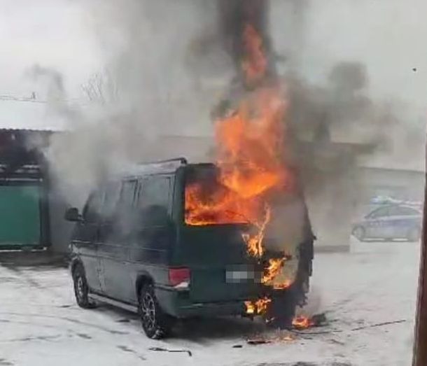 Volkswagen w ogniu. Do pożaru mogły przyczynić się elektronarzędzia (zdjęcia)