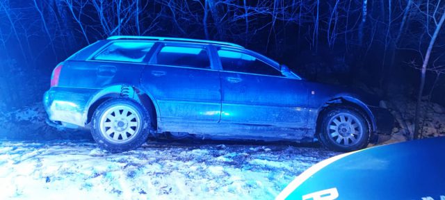 Miał 3 promile, zjechał audi do rowu, kierował bez uprawnień. „Nie wiem, co mnie podkusiło” (zdjęcia)