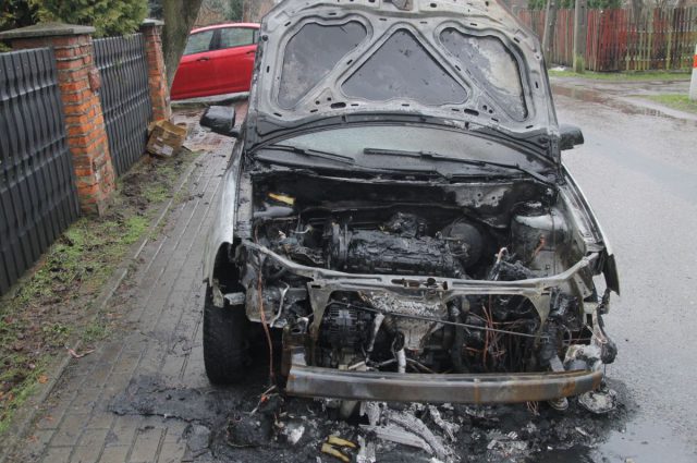 Odpowie za podpalanie dwóch samochodów. „Chciał wyrównać rachunki związane z rozliczeniami finansowymi” (zdjęcia)