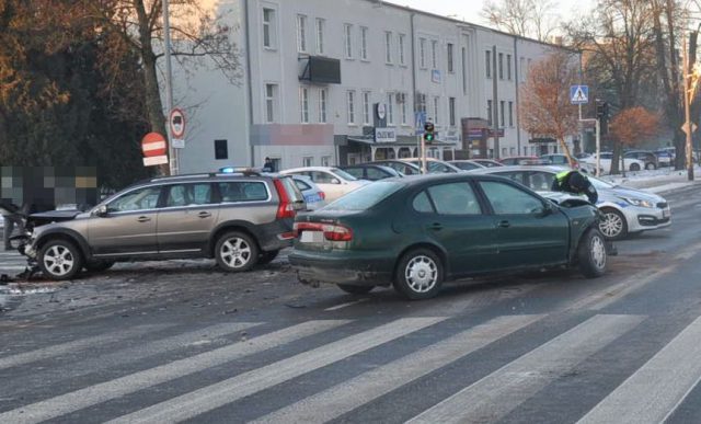 Zderzenie na skrzyżowaniu w centrum Puław. Dwie kierujące trafiły do szpitala (zdjęcia)