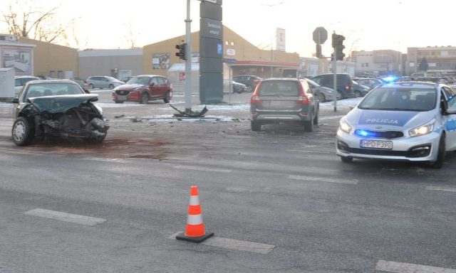 Zderzenie na skrzyżowaniu w centrum Puław. Dwie kierujące trafiły do szpitala (zdjęcia)