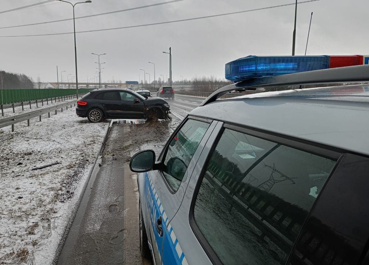 Porsche Uderzy o W Bariery Na S17 Kierowca Dosta Wysoki Mandat porsche-uderzy-o-w-bariery-na-s17-kierowca-dosta-wysoki-mandat