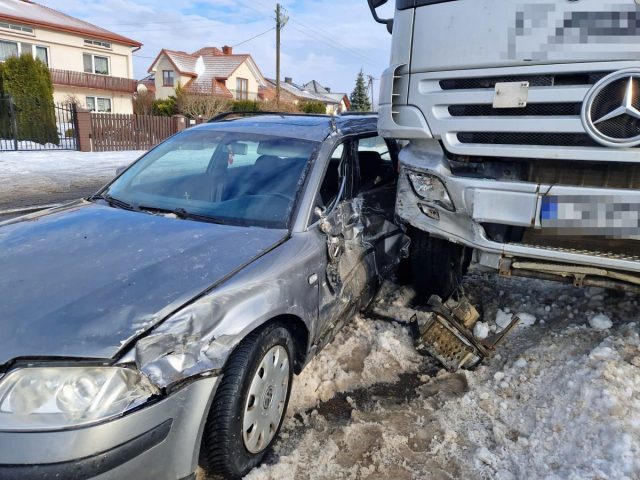 Wypadek podczas wyprzedzania. Dwie osoby w szpitalu po zderzeniu ciężarówki i osobówki (zdjęcia)