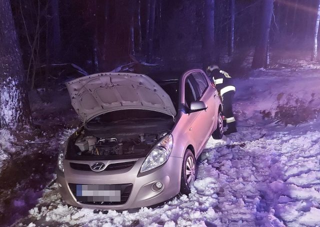 Dwa groźne zdarzenia drogowe na śliskiej nawierzchni. Jedna osoba w szpitalu (zdjęcia)