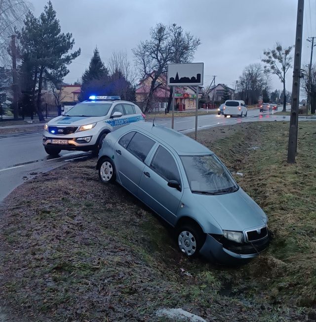 Nie ustąpił pierwszeństwa, 79-latek jazdę zakończył w rowie (zdjęcia)