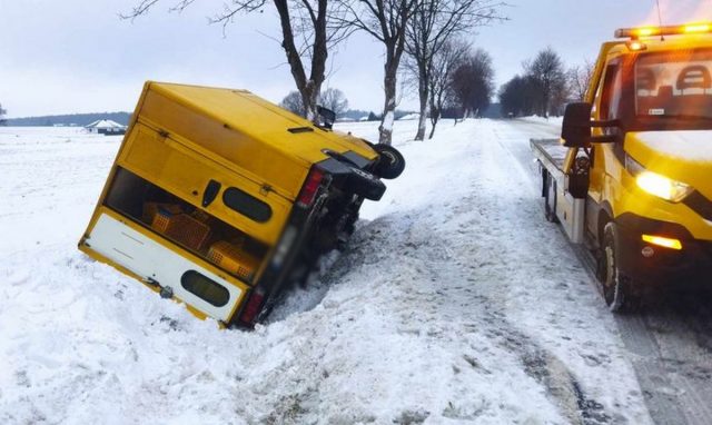 Stracił panowanie nad pojazdem, zatrzymał się w rowie na boku (zdjęcia)