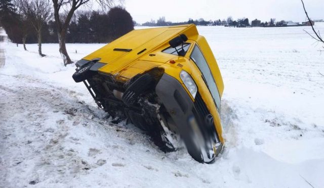 Stracił panowanie nad pojazdem, zatrzymał się w rowie na boku (zdjęcia)