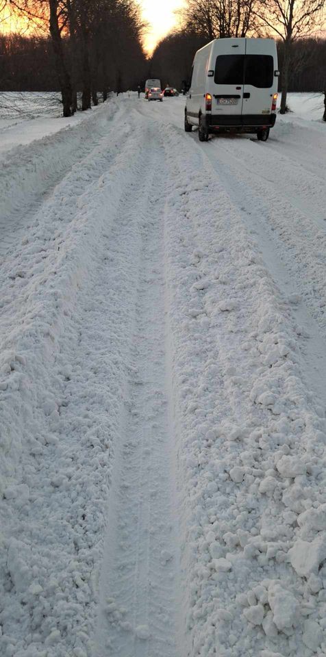 Fatalne warunki do jazdy. Miejscami nie da się jechać, śnieżne koleiny utrudniają poruszanie się (wideo)