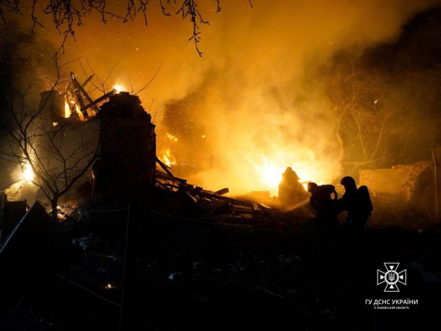 Rosyjski atak dronami na Lwów. Spłonęło muzeum dowódcy Ukraińskiej Powstańczej Armii Romana Osypowycza Szuchewycza (wideo, zdjęcia)