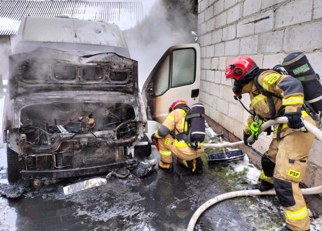 Pojazd dostawczy stanął w płomieniach. Dwa zastępy strażaków w akcji gaśniczej (zdjęcia)