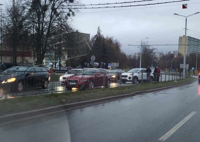 Zderzenie pojazdów na ul. Filaretów. Są utrudnienia w ruchu na jednym pasie (zdjęcia)