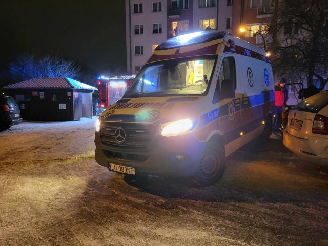 Akcja służb ratunkowych w wieżowcu w Lublinie. Młoda, nieprzytomna kobieta trafiła do szpitala (zdjęcia)