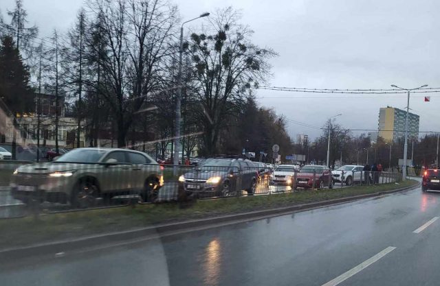Zderzenie pojazdów na ul. Filaretów. Są utrudnienia w ruchu na jednym pasie (zdjęcia)