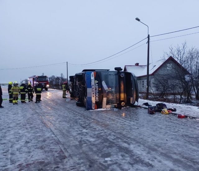 Autokar na łuku drogi przewrócił się na bok, 20 osób poszkodowanych (zdjęcia)