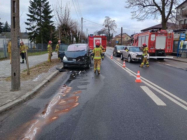 Jedna osoba poszkodowana po zderzeniu dwóch pojazdów (zdjęcia)