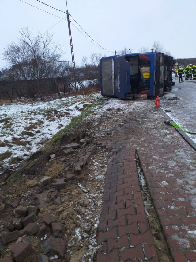 Autokar na łuku drogi przewrócił się na bok, 20 osób poszkodowanych (zdjęcia)